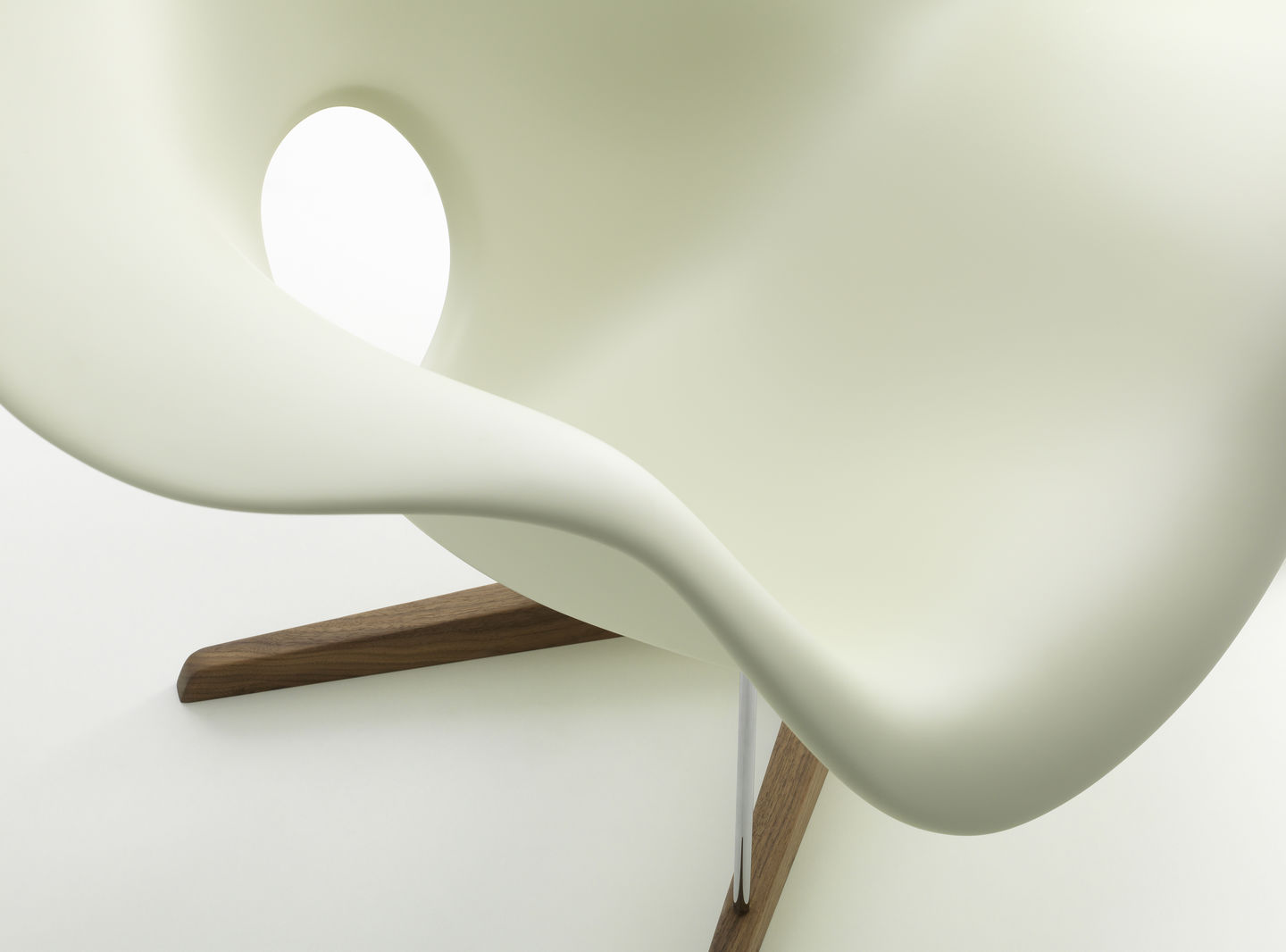 7564631_La-Chaise-Eames-special-collection-2023-Detail_v_fullbleed_1440x